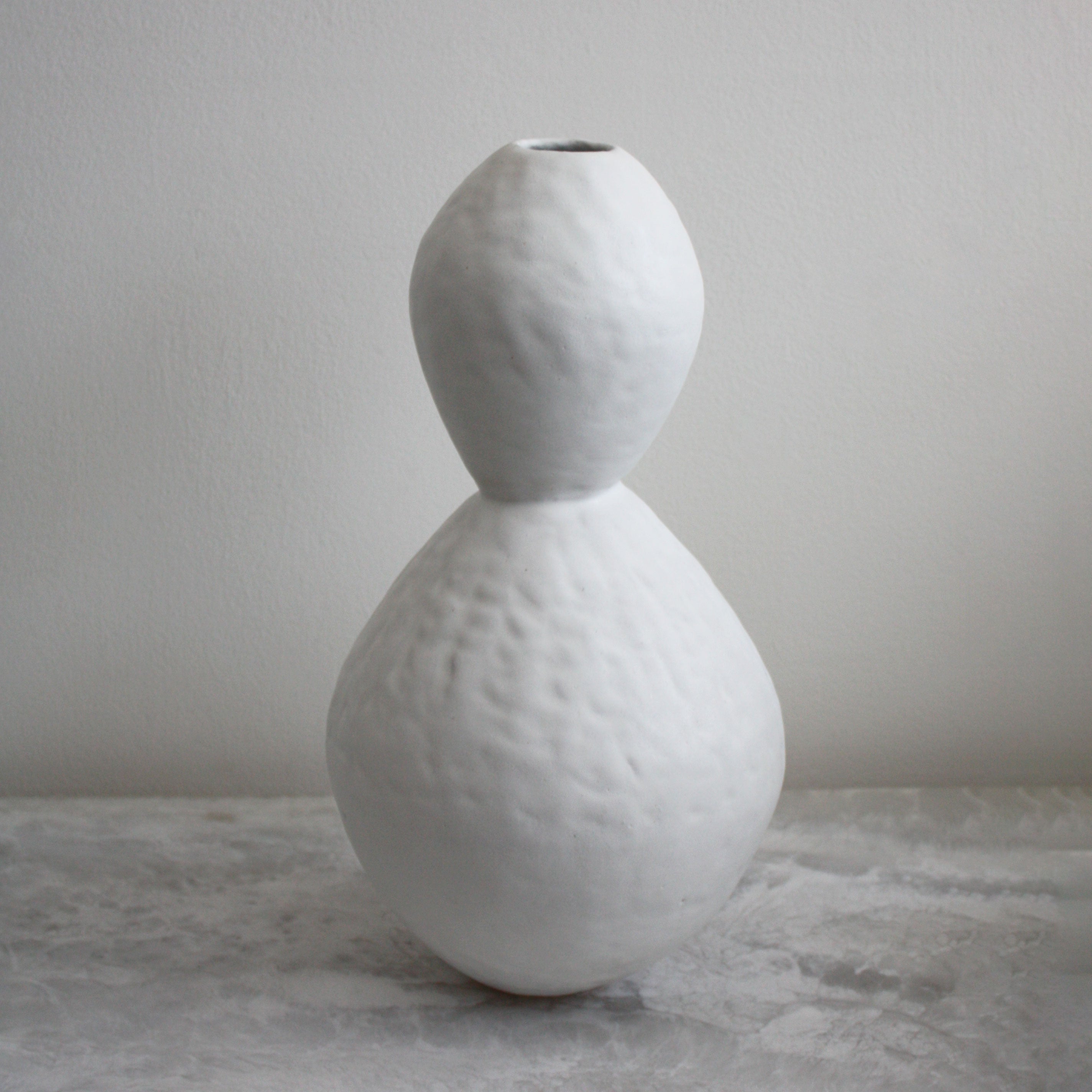 White Curved Hourglass Vase – Anyon Design and Atelier